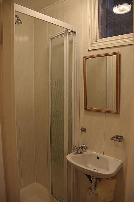 シャワールームが室内にある客室の例