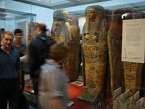 エジプトのミイラの展示室は大人気