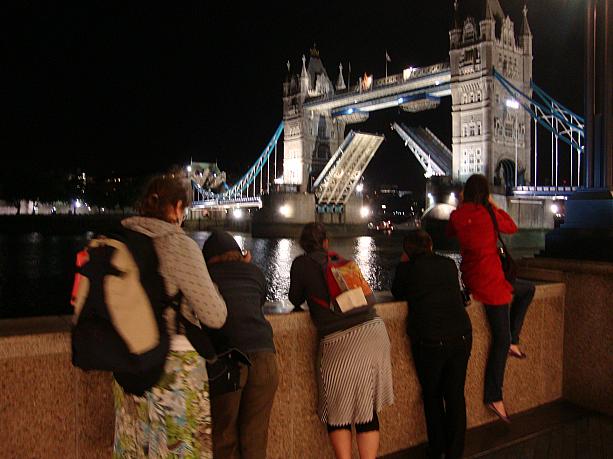 居合わせた観光客が全開になった橋を撮影
