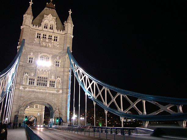 まず、ロンドン塔側から橋を渡って南岸へ