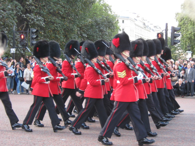 ロンドン名物 バッキンガム宮殿の衛兵交代式に行ってみよう ロンドンナビ