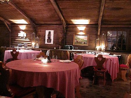 スイス・シャレー（山小屋）のレストラン