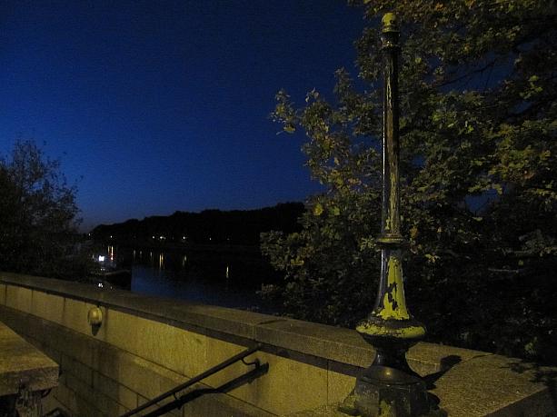 川辺に降りる階段も夜はなんだかロマンティック