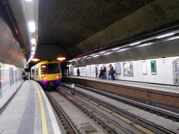 トンネルに向かう列車、昔はなんとＳＬが使われていたとか