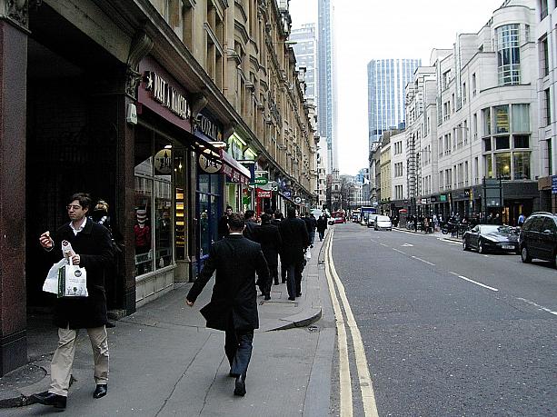 ロンドン・ウォール（通り）には、さまざまなカフェやテイクアウェイショップが並んでいます