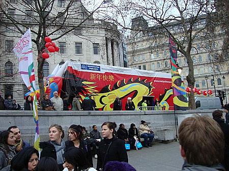 広場の横に停まっていた、龍が描かれたロンドン警察のバス