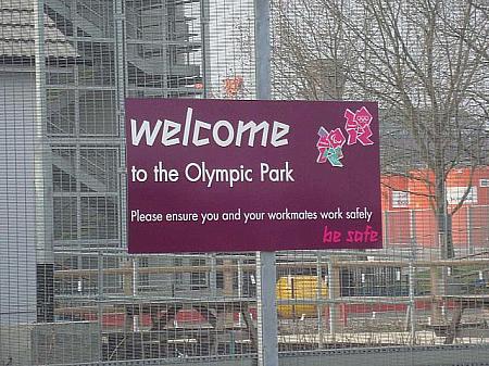 工事中のオリンピックパークに掲げられた看板です