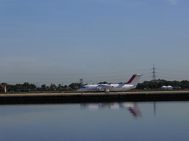 おやおや？ずいぶん変わった形の飛行機ですね