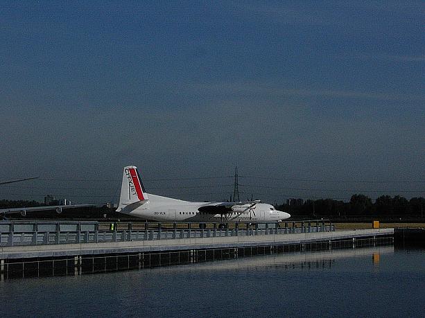 プロペラ機が離陸の準備をしています