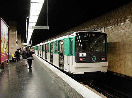 バスターミナルはパリ地下鉄３号線の駅と直結しています