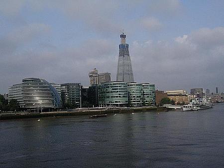 タワーブリッジからロンドン市役所を望みます