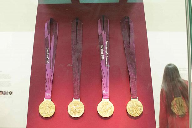 左側から、五輪の金メダルの表裏、パラリンピックの表裏