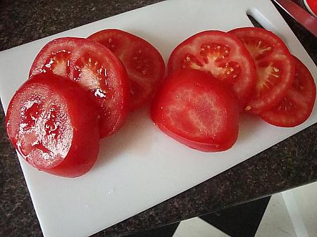 ぶ厚めに切って、焼きトマトを作ります。