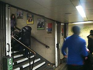 ハイド・パーク・コーナー駅のＥＸＩＴ１の階段を出ます