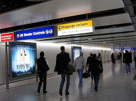 11/30　公務員ストで入国審査に最大12時間の行列も 