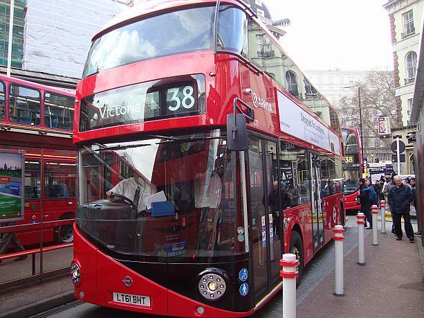 走っている区間は、ヴィクトリア駅
〜ロンドン東部のハックニー間。系統番号は38です