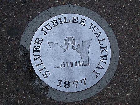 シルバー・ジュビリーの記念プレートが市内のあちこちに