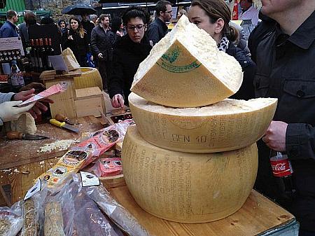 イタリアからはこんなチーズが届いてます