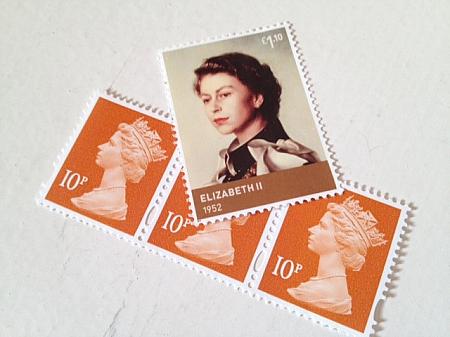 女王即位時の写真を使った切手も登場