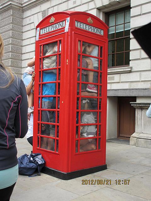 赤い電話ボックスに何人が入れるか挑戦 ロンドンナビ