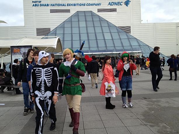 会場周辺にはコスプレの人々がうろうろ