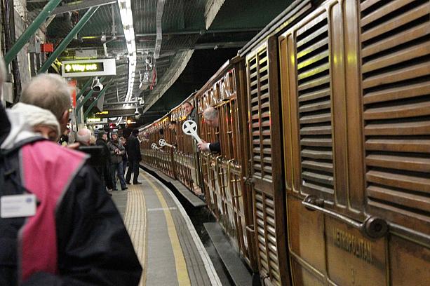 SL列車の発車まであとわずか。なかなか見られない光景です