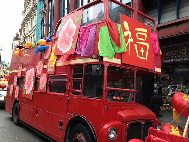古い二階建てバスも登場。赤色が中華チックに見えるのはなぜ？