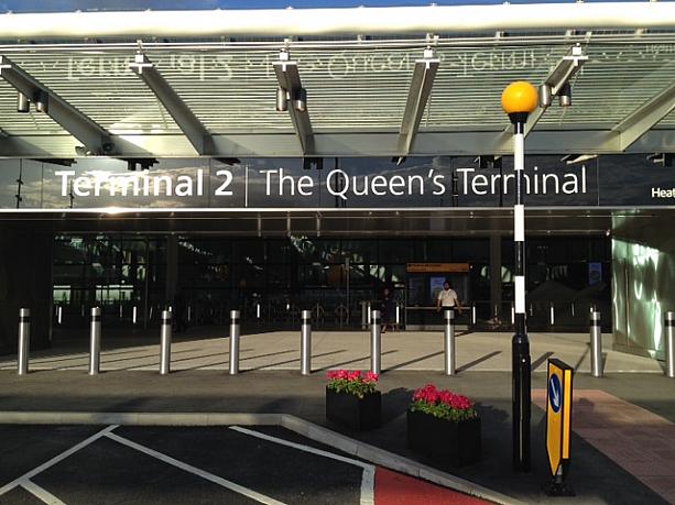 第２ターミナルのメーン玄関。「女王陛下のターミナル」という名がついています