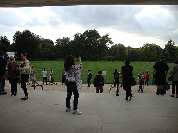 様々な展示品を鑑賞して建物から出ると、広大な庭が広がっています