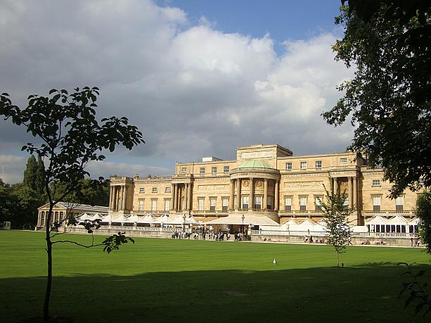 庭から眺めたバッキンガムパレス