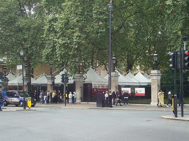 白いテントがチケット売り場と宮殿への入口です