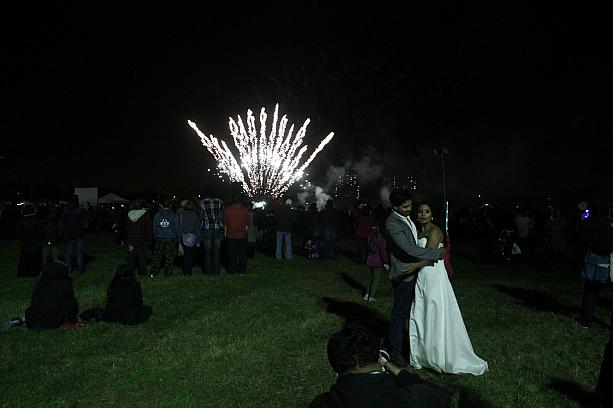 花火をバックに結婚写真を撮る、インド人の新婚さん……