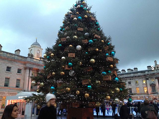 サマセットハウスのスケートリンク、今年は妙なツリーも! ロンドンナビ