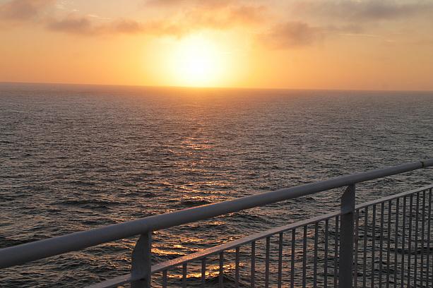 午前５時前、ドーバー海峡の日の出です。