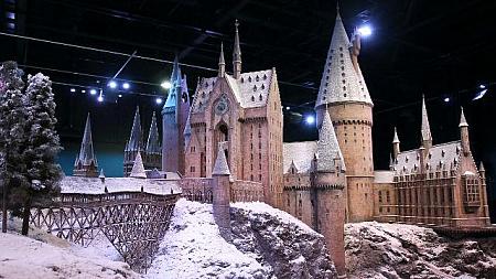 Hogwarts in the Snow. TM & © Warner Bros. Entertainment Inc. Harry Potter Publishing Rights © JKR