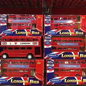 2階建てバス！何台も並べてお部屋でロンドン中心部らしい交通渋滞を演出するもよし。