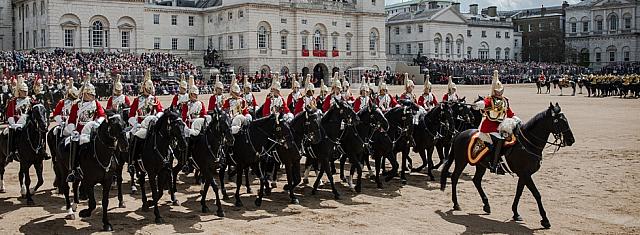 エリザベス女王の盛大なお誕生日パレードが6月11日 土 開催 ロンドンナビ