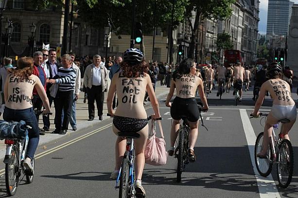 石油への依存や車の利用増加に反対するためのチャリティ活動World Naked Bike Ride Londonが今年も6月11日（土）に行われます！