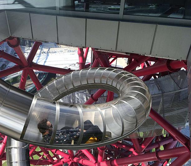 公園内にある高さ115メートルの展望台アルセロール・ミッタル・オービットに設置されたスライダーです。
