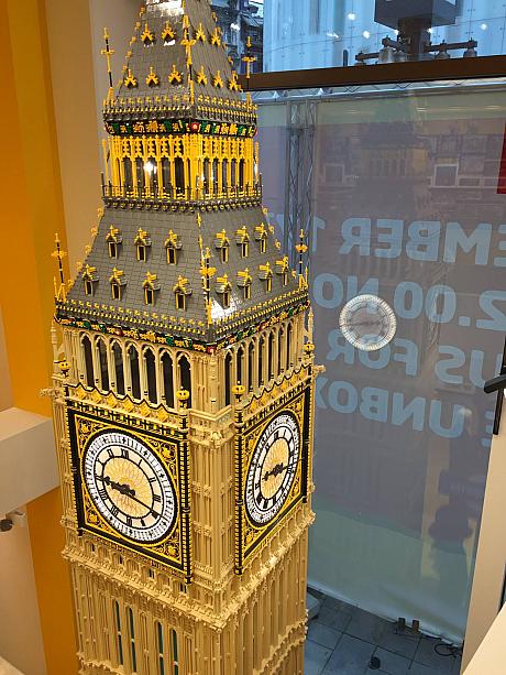 店内には2280時間かけて作られた高さ約6.4メートルのLEGOブロック出できたビッグベンをはじめ、