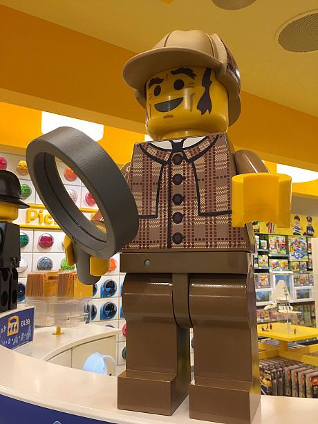 もちろん数多くの日本では手に入れることが難しいLEGO商品も販売されています。オープンしたてということでお昼間や週末には長い行列が。平日のオープンと同時に行くことをおすすめまします。　※写真はLEGOフェイスブックページより