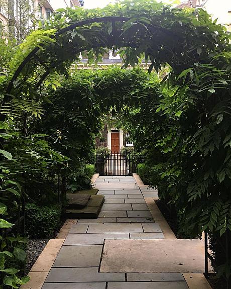 ロンドン市内にある230箇所以上の普段は見ることの出来ないガーデンを見学できる『Open Garden Squares Weekend 2017』が6月17日、18日に開催されます。