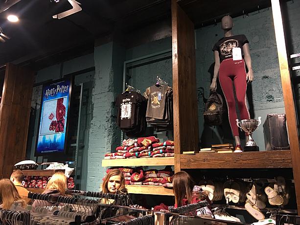 バスローブやパジャマ、Tシャツやバッグなどのグッズをはじめ、