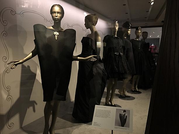 スペイン人デザイナー、クリストバル・バレンシアガによって1914年に設立したトップファッションブランド「バレンシアガ」の歴史をたどる展覧会がV&A美術館で開催中。