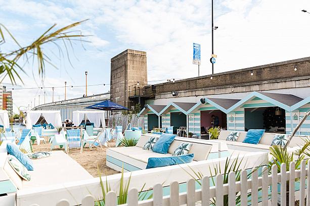 2017年に登場したロンドン市内のテムズ川沿いでビーチ気分が楽しめるFulham Beach Clubが今年も戻ってきました！