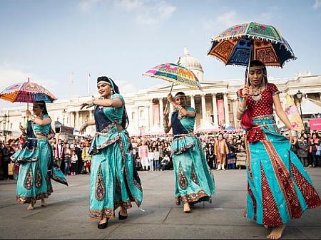 ロンドンの町並みとインドのカラフルな衣装が絶妙にマッチ！