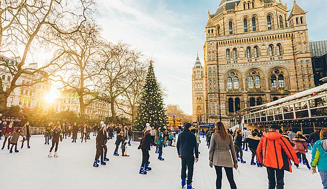 ロンドン自然史博物館のフォトジェニックなアイススケートリンクが今年もオープン ロンドンナビ