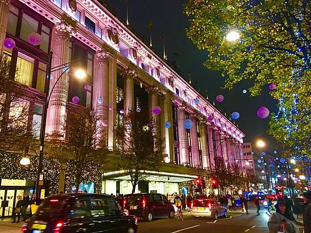 クリスマスまであと一ヶ月を切り、ロンドンは今クリスマスのイルミネーションで光り輝いています。
