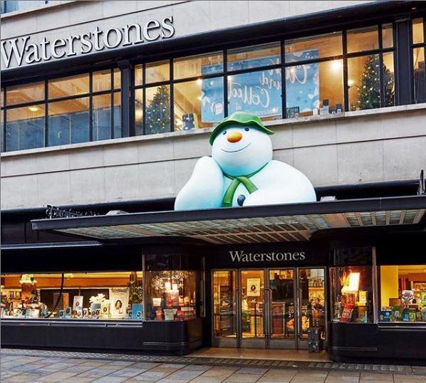 ピカデリー・サーカスの大型書店Waterstonesにスノーマンが登場スノーマン