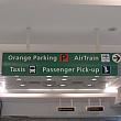 空港内の表示、矢印の方向にすすむ